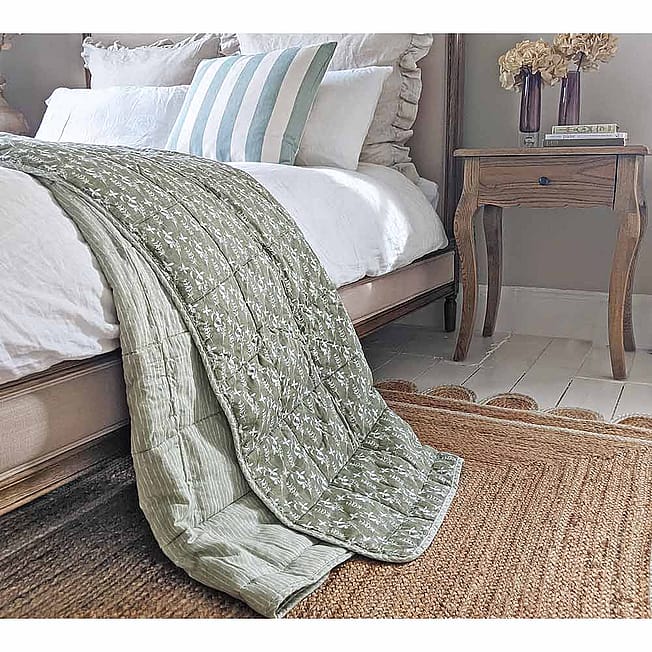 Matcha Leaves Quilted Bedspread
