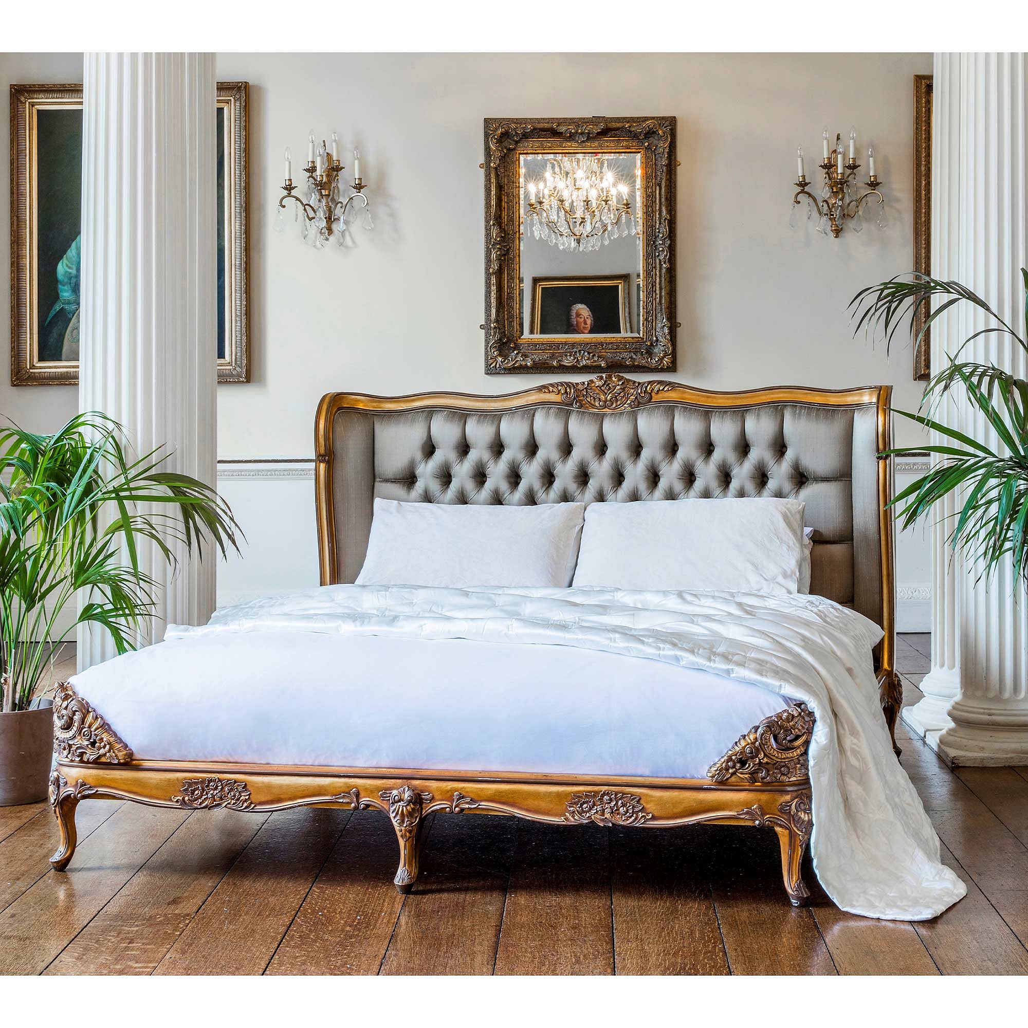 Кровать версаль 5. Французская кровать. Кровать спальня Версаль. Золотая кровать.