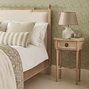 How Do You Choose the Perfect Bedside Table for Small Bedrooms?
