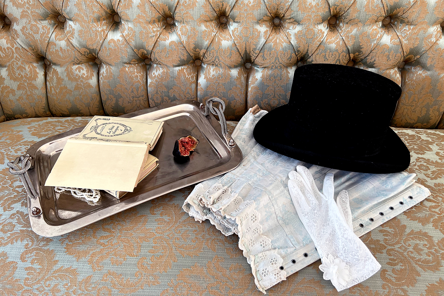 Demask sofa with Bridgerton accessories