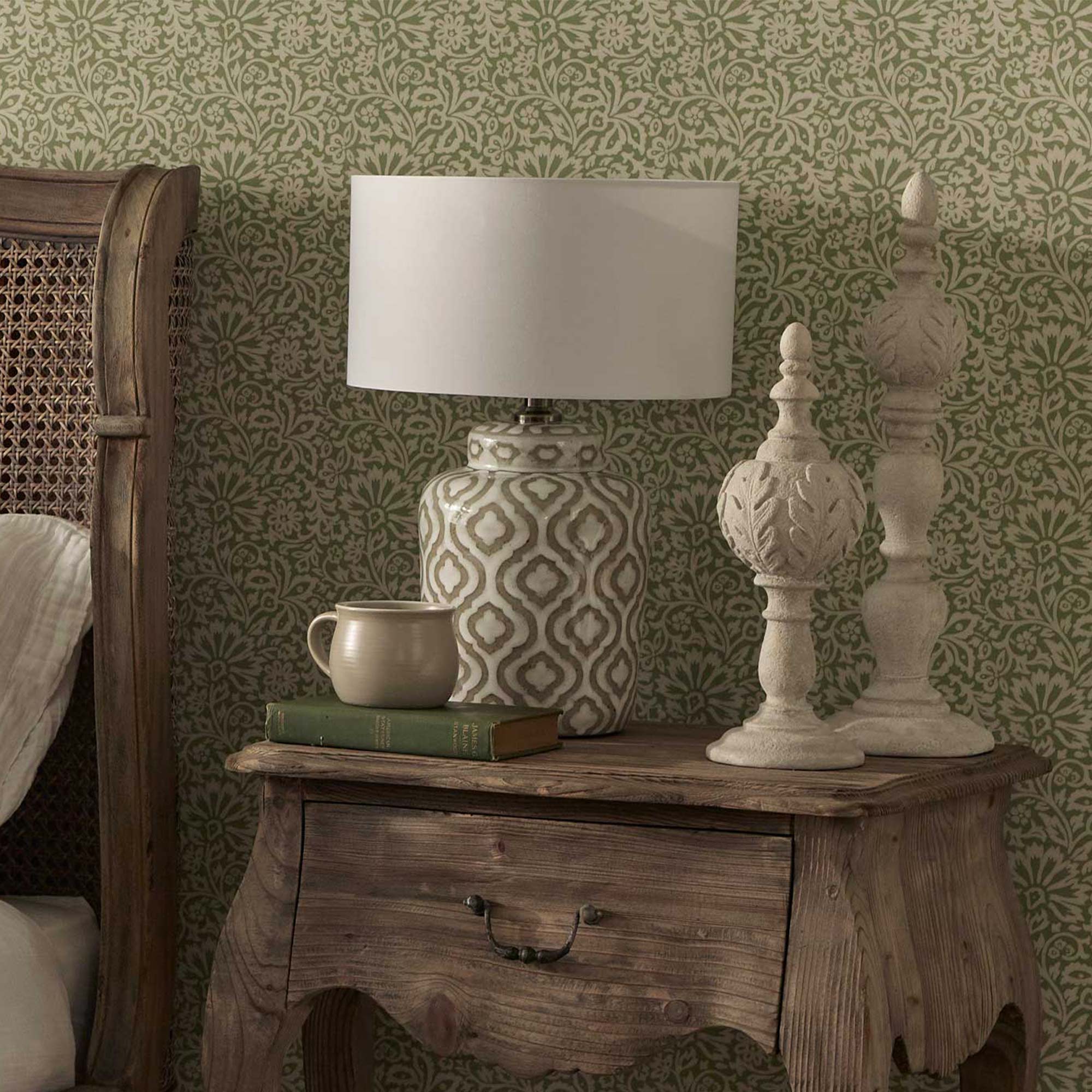 stone-effect obelisque finials