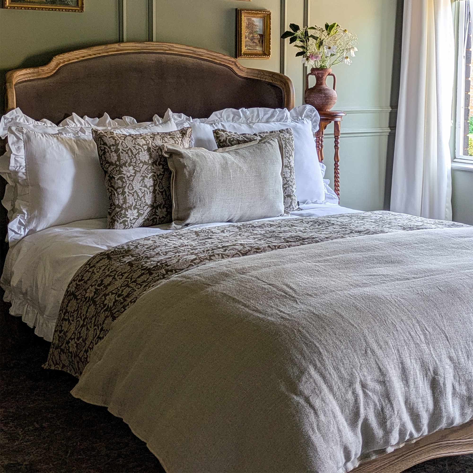 Love Story Cocoon French Bed in Mole Velvet