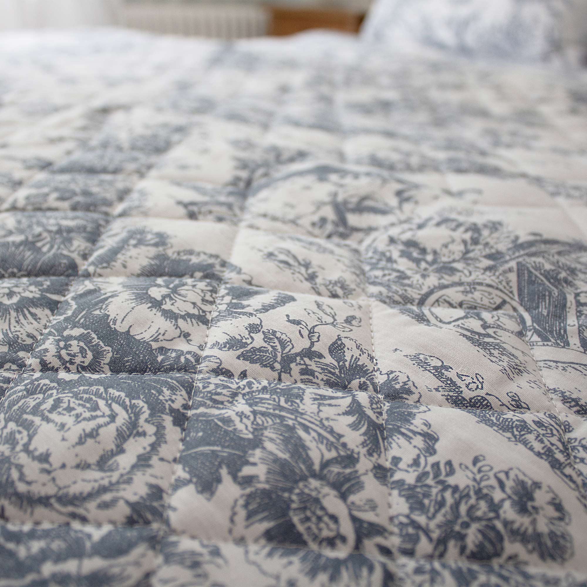 Country Toile Blue Bedspread (Medium)