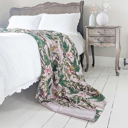 Bed Cover with Pink Floral Design Bed Cover with Pink Floral Design
