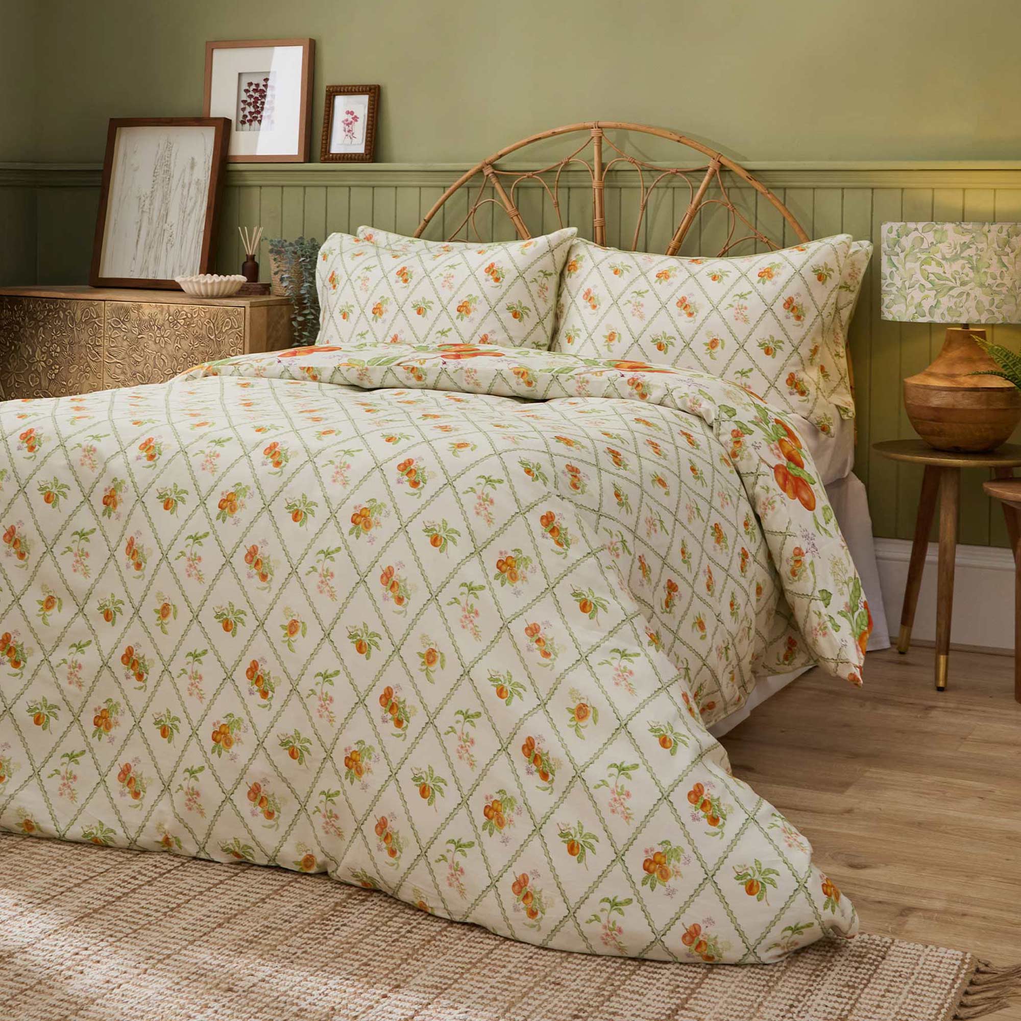 Peach Blossom Design Reversible Bed Set in White 