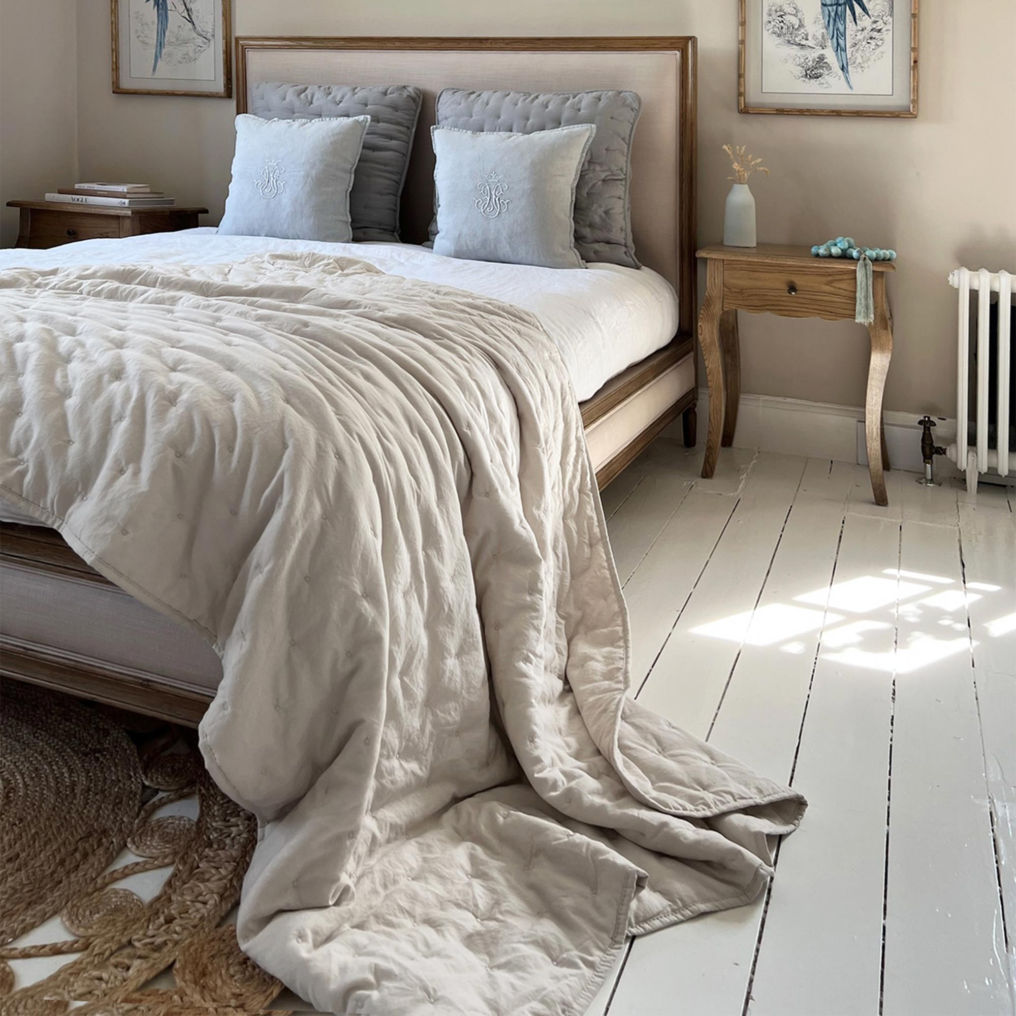 Quilted Bedspread in Natural Oatmeal