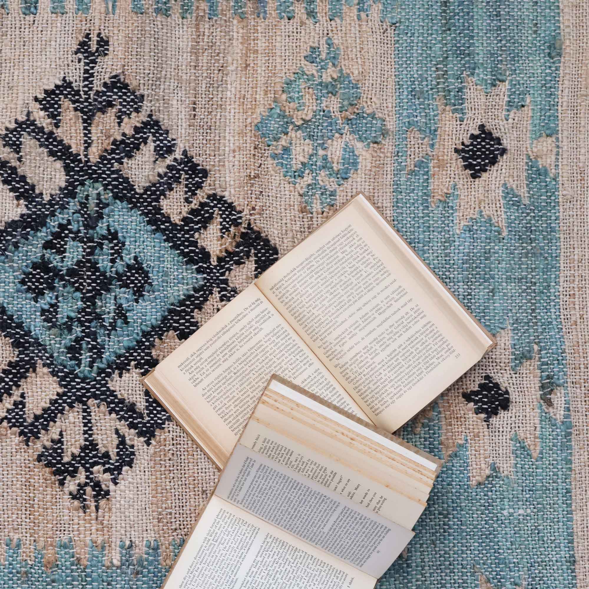  Hand-Woven Traditional Style Kilim Rug.