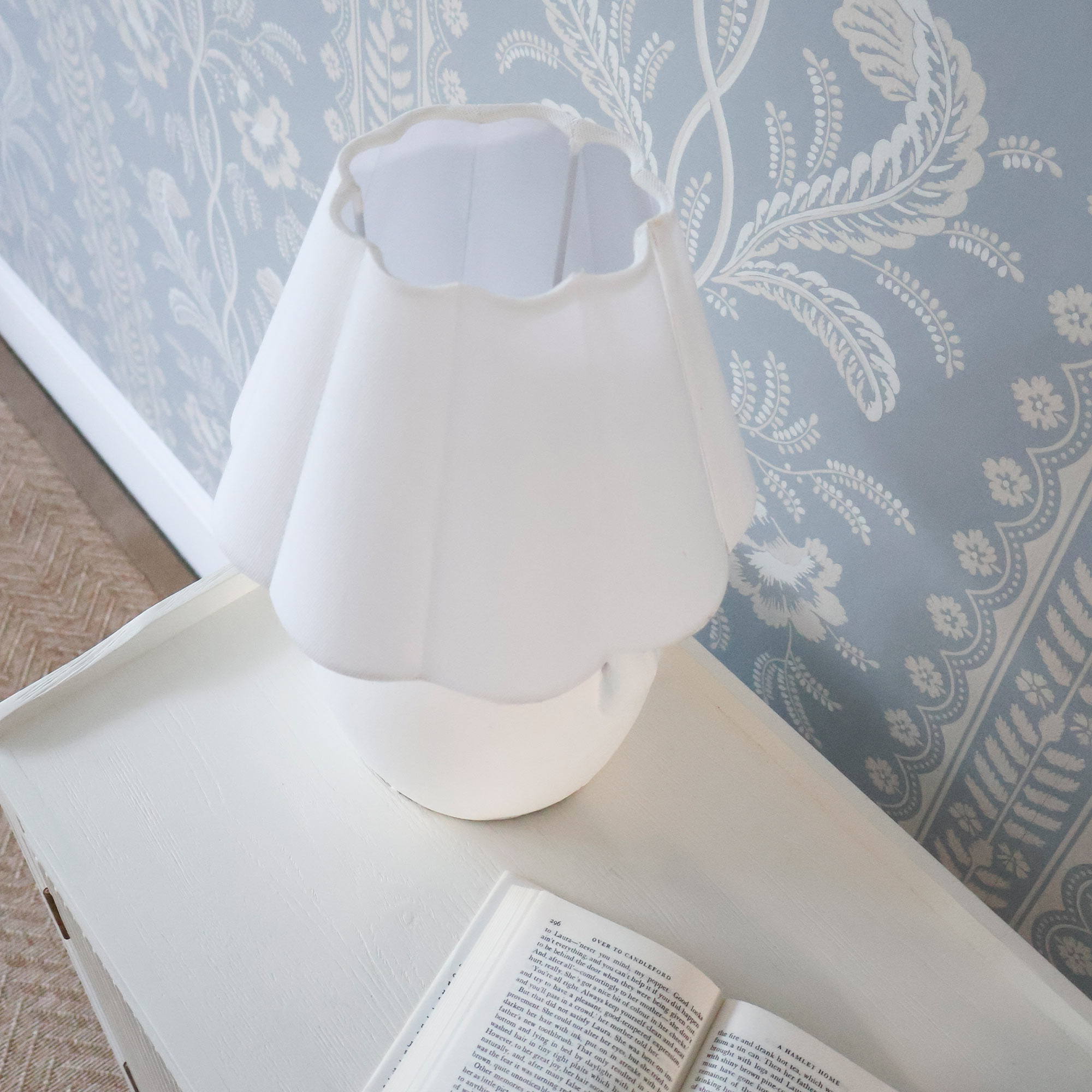 Pair of Bijou Bisous Lamps in Blanc