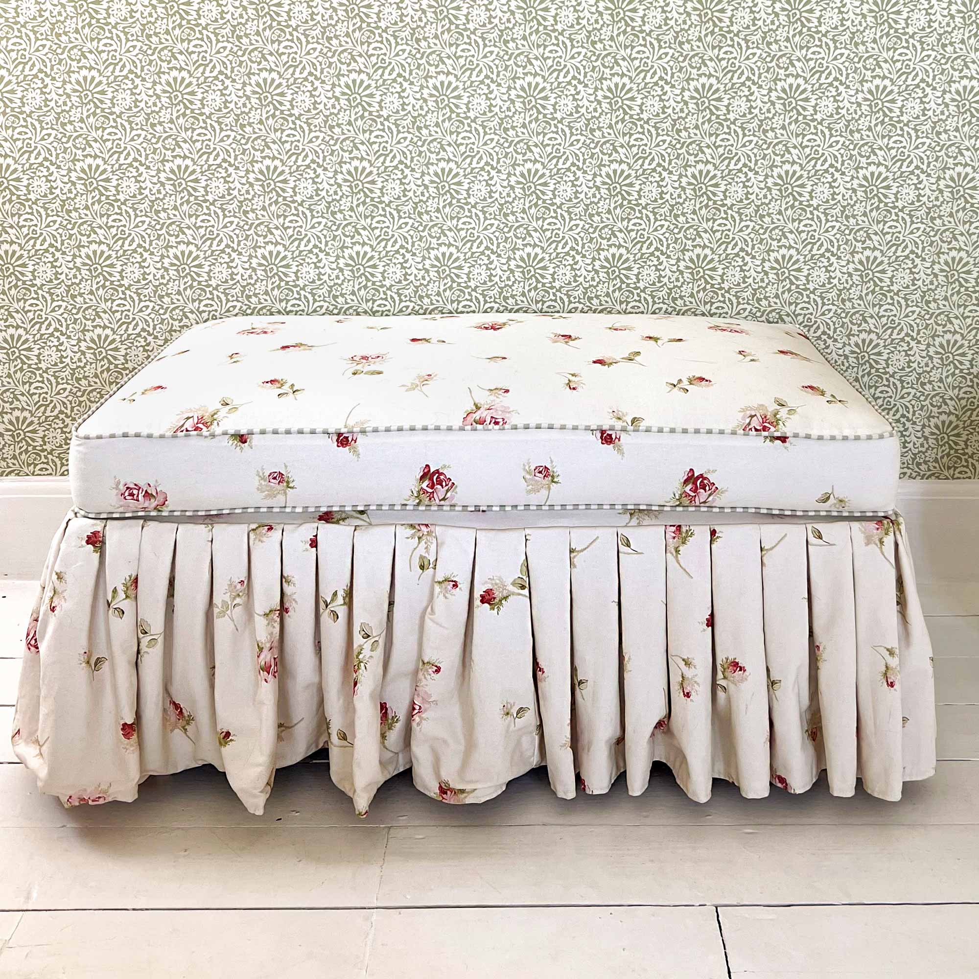 Nostalgic Rose Ruffle Love Seat