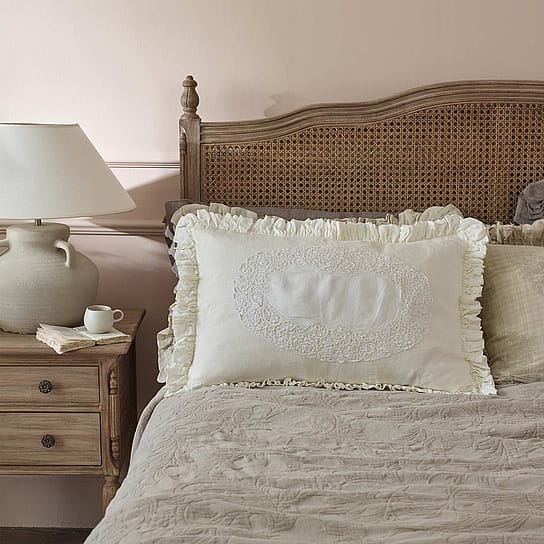Ruffled Linen and Lace White Cushion Cover Ruffled Linen and Lace White Cushion Cover