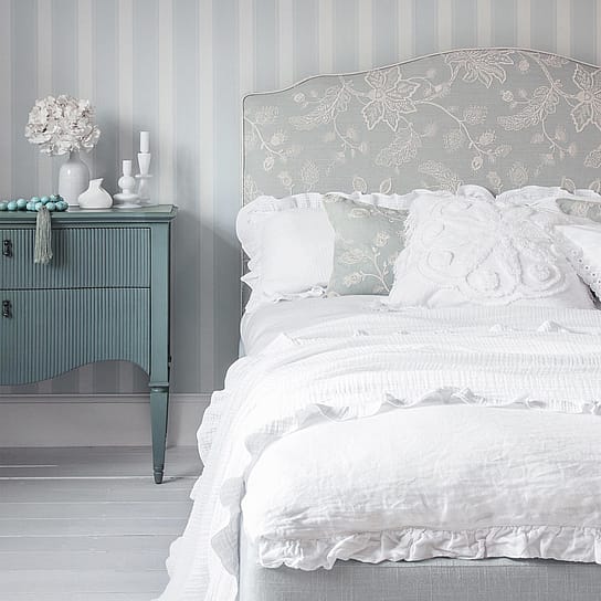 Embroidered Blue Linen Upholstered Bed Embroidered Blue Linen Upholstered Bed