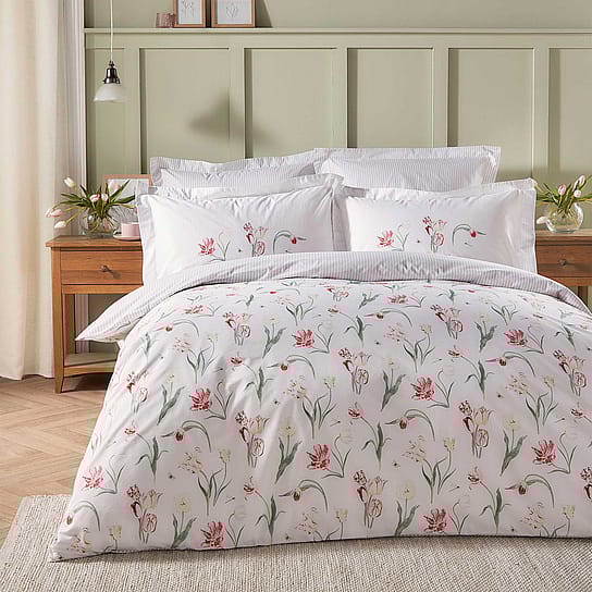 White Bedlinen Set with Hand Painted Tulips White Bedlinen Set with Hand Painted Tulips