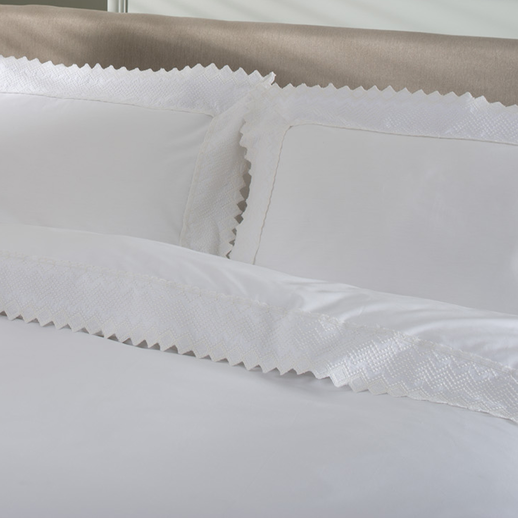 100% Cotton French Knot Scalloped Edge White Bed Linen Set